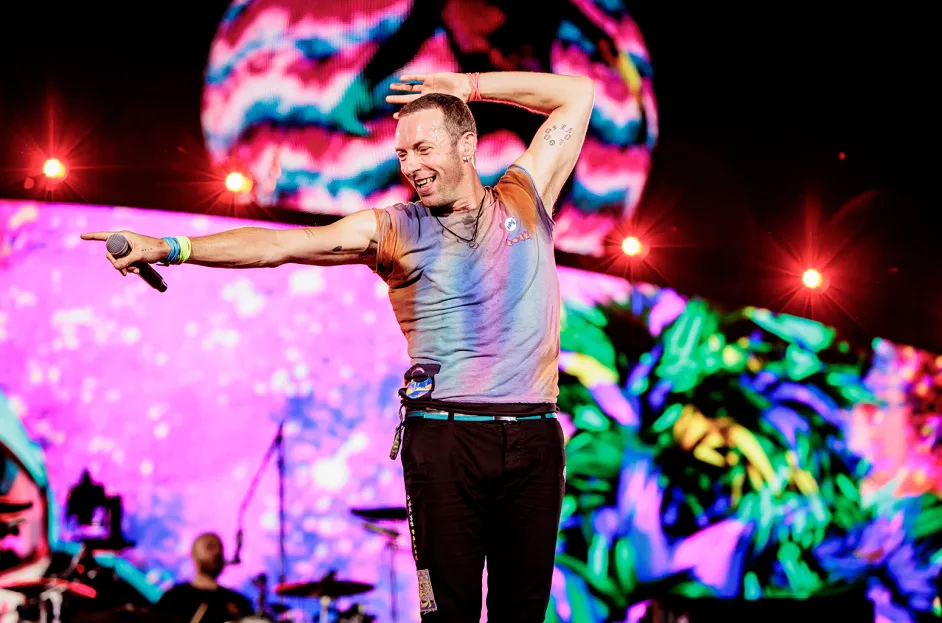 Coldplay-ის სიმღერის Good Feelings პრემიერა იტალიაში ჩატარებულ ...